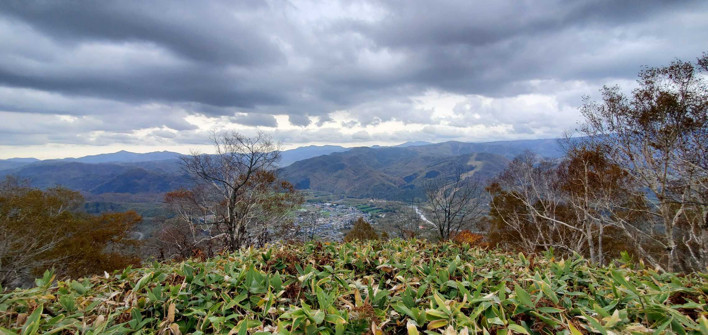 やっとピーク到着❗さっき登った北日高岳が見えます