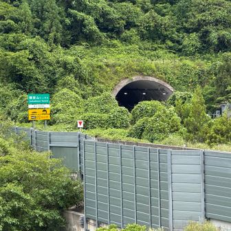 新東名の額堂山トンネルの側を通過します💨