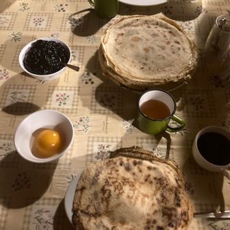 朝食　クレープにジャムをつけて美味しくいただきました