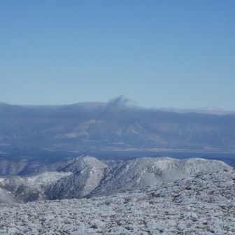 磐梯山の山裾と猪苗代湖