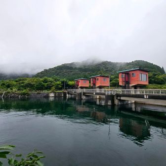 　　湖　尻　水　門

芦ノ湖及び、早川(神奈川県)における 治水安全の向上を目的に、洪水調節を 行う 設備です
