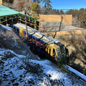 ケーブル延暦寺駅前でちょうど出発するケーブルカーを激写