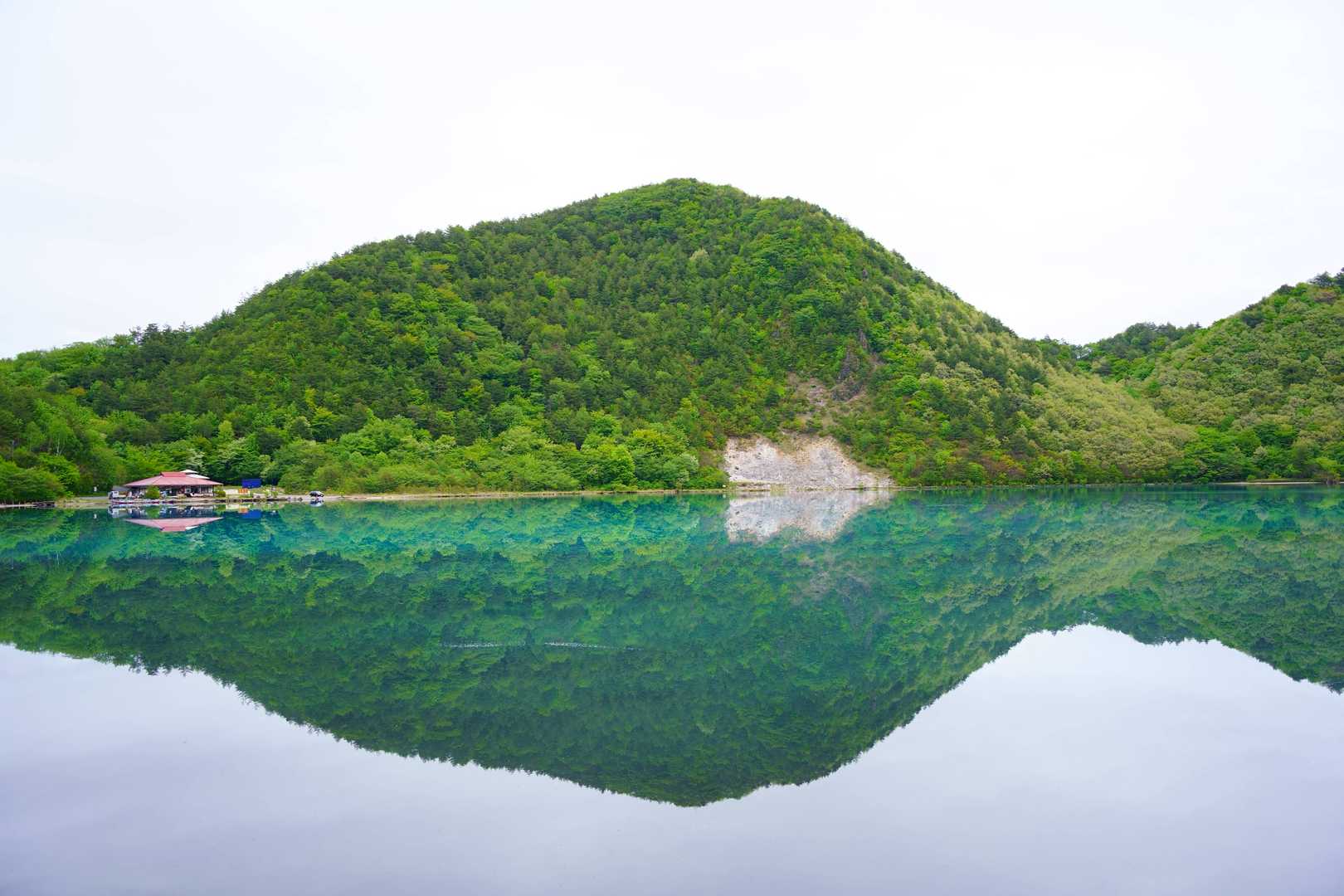 無風感が伝わる写真。
湖面が青いせいか、反射した方の色が少し変わっていて面白いですね。