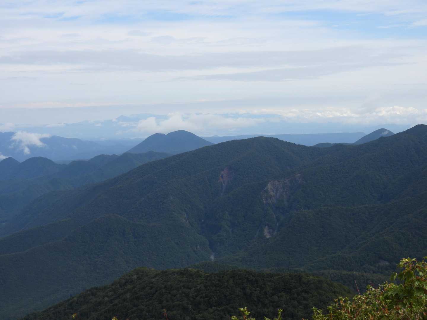 奥は薄っすら吾妻連峰ですね。