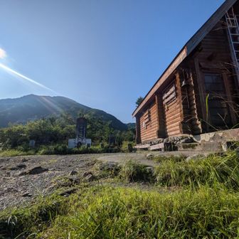 女人堂（6合目）
かつて女人禁制の山だった頃は、女性はここまで登って遥拝した。