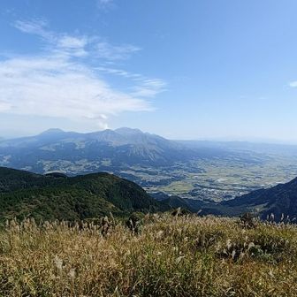 外輪山がぐるっと見えて、阿蘇の地形がよくわかる。右奥に祖母山系、左奥にはくじゅう。