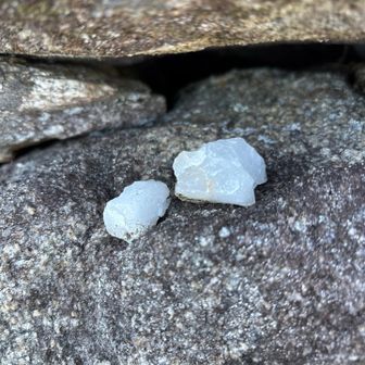 ここにも大日如来像

この辺にはたくさん水晶石🔮（⁈）が
置かれている
思わず持って帰りたくなるくらい綺麗だけど
そういう趣味は無いので

（山で石を探して集める趣味もあるそうです）