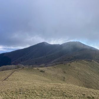 東屋で休憩。
風が冷たい。