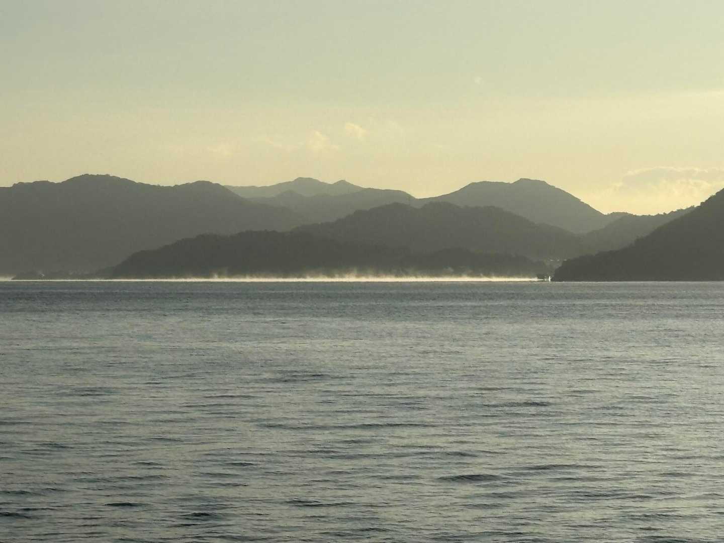 そして　今朝　大三島の湾内で見た「気嵐」が
この島の向こうの海上でも発生していました。
何だか　ラッキー🤞な1日になりそうです😍