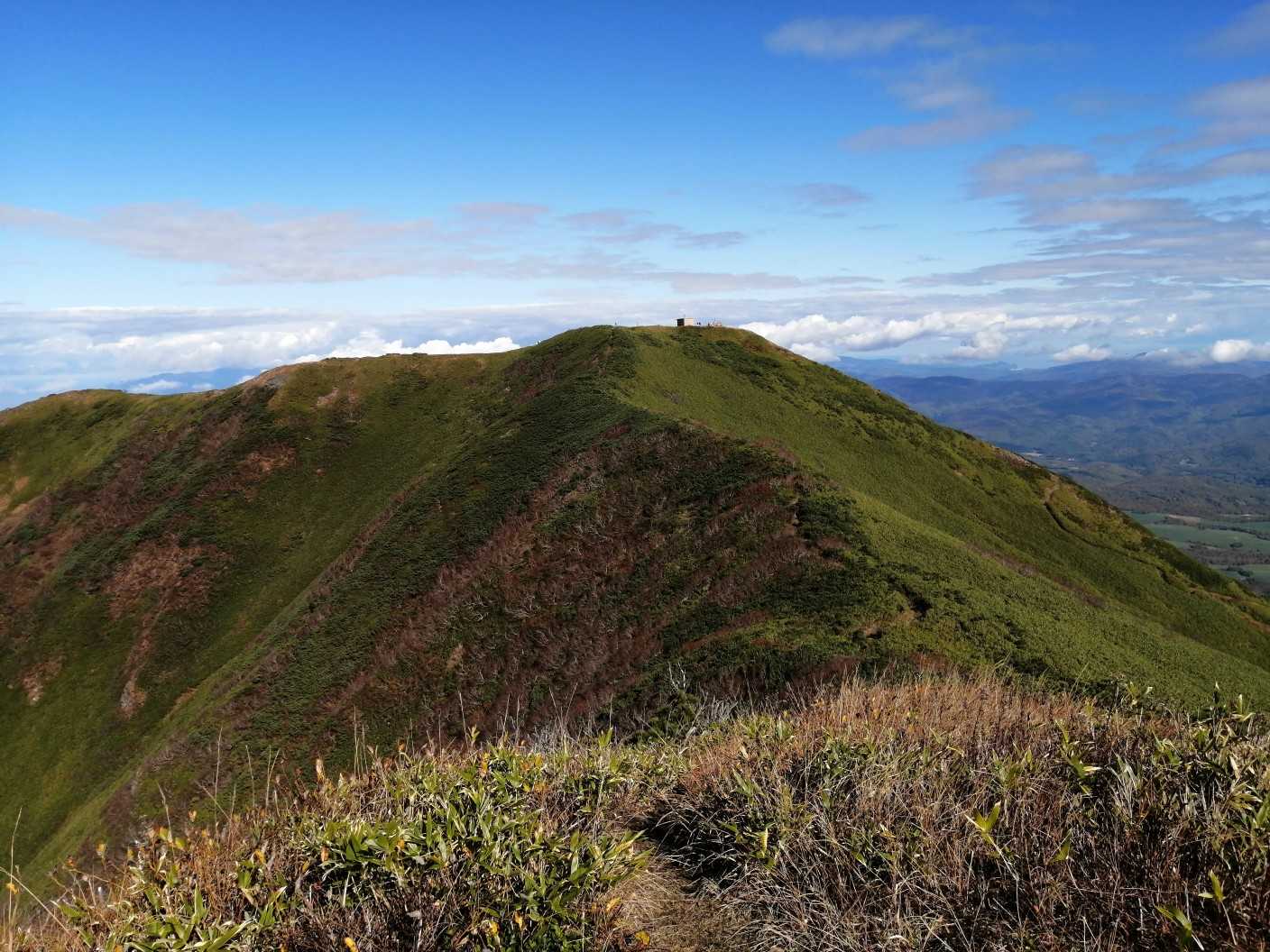 南峰から本峰を見る。