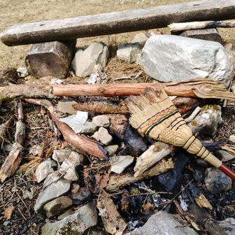 🧹箒が燃やされている💢火種にしたのか？山に来るな💢