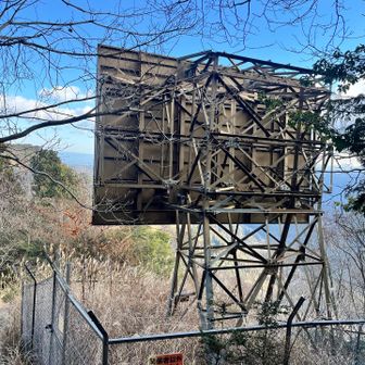 サガヒラ山山頂から峠へ向けての移動中に三重の山でよく見かける電波の反射板を発見