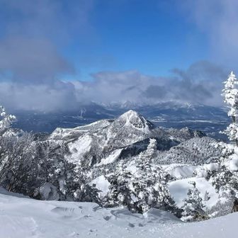 北アルプス、北信五岳は残念ながら雲が☁️😢　　真ん中は笠ヶ岳🏔️