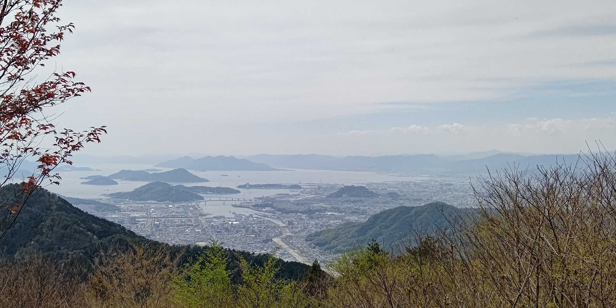 676ｍ地点の展望広場。
ご褒美の眺望。
海田湾に海田大橋。
似島の向こうには宮島