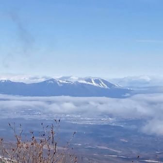 浅間山を遠望。あっちも風が強そう。