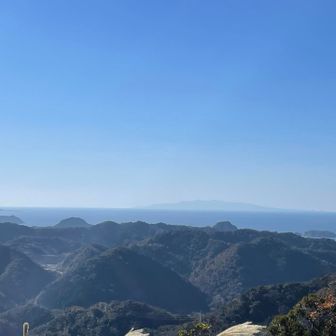 ぼんやり遠くに大きな島影がみえる。
あれ、もしかして伊豆大島？
こんなにはっきり見えるんだ…🫢