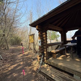 東屋には人が沢山スルーします。