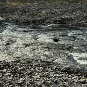 このあたりの瀬が第二十八経塚のもうひとつか
亀の瀬、むかしの船荷の載せ替え場所だった