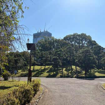 日比谷公園に来ました。前に見えているのが三笠山