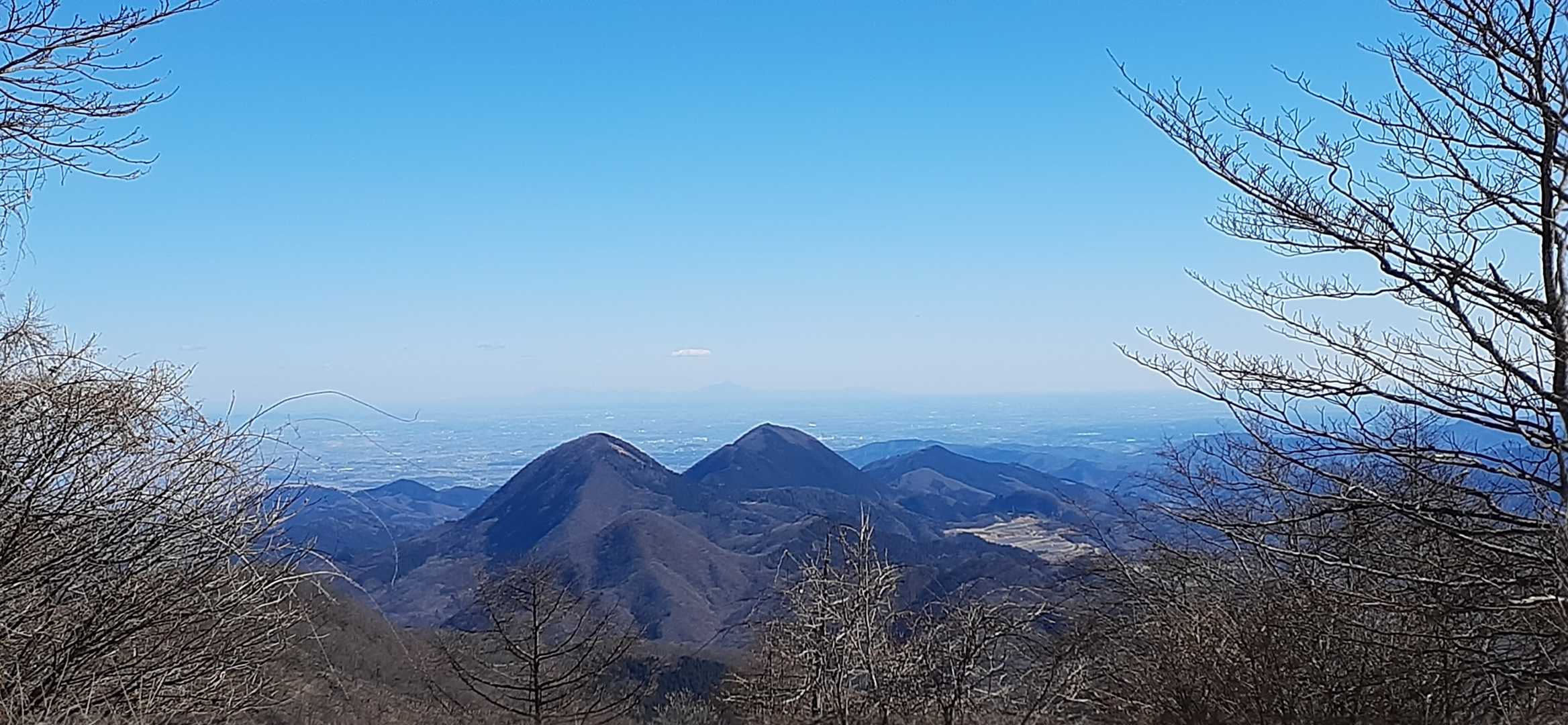 東側は展望が開ける。
二つの御荷鉾山が美しい。
遠く筑波山も。