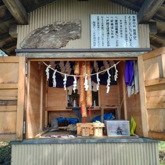山頂の奥の院内部。
安全登山を祈願