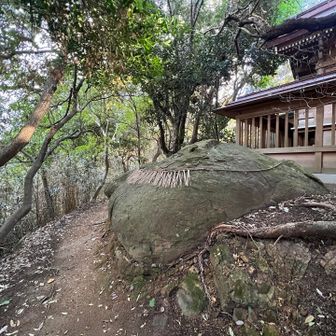 拝殿、本殿裏に御神体かな？大岩があらせられた。