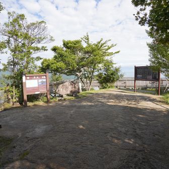 兜山  山頂　171.7ｍ。
湾側には、お目当ての展望デッキ！