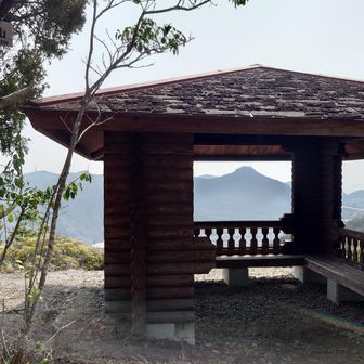 東屋に尼子山を入れて高雄山登頂です。
