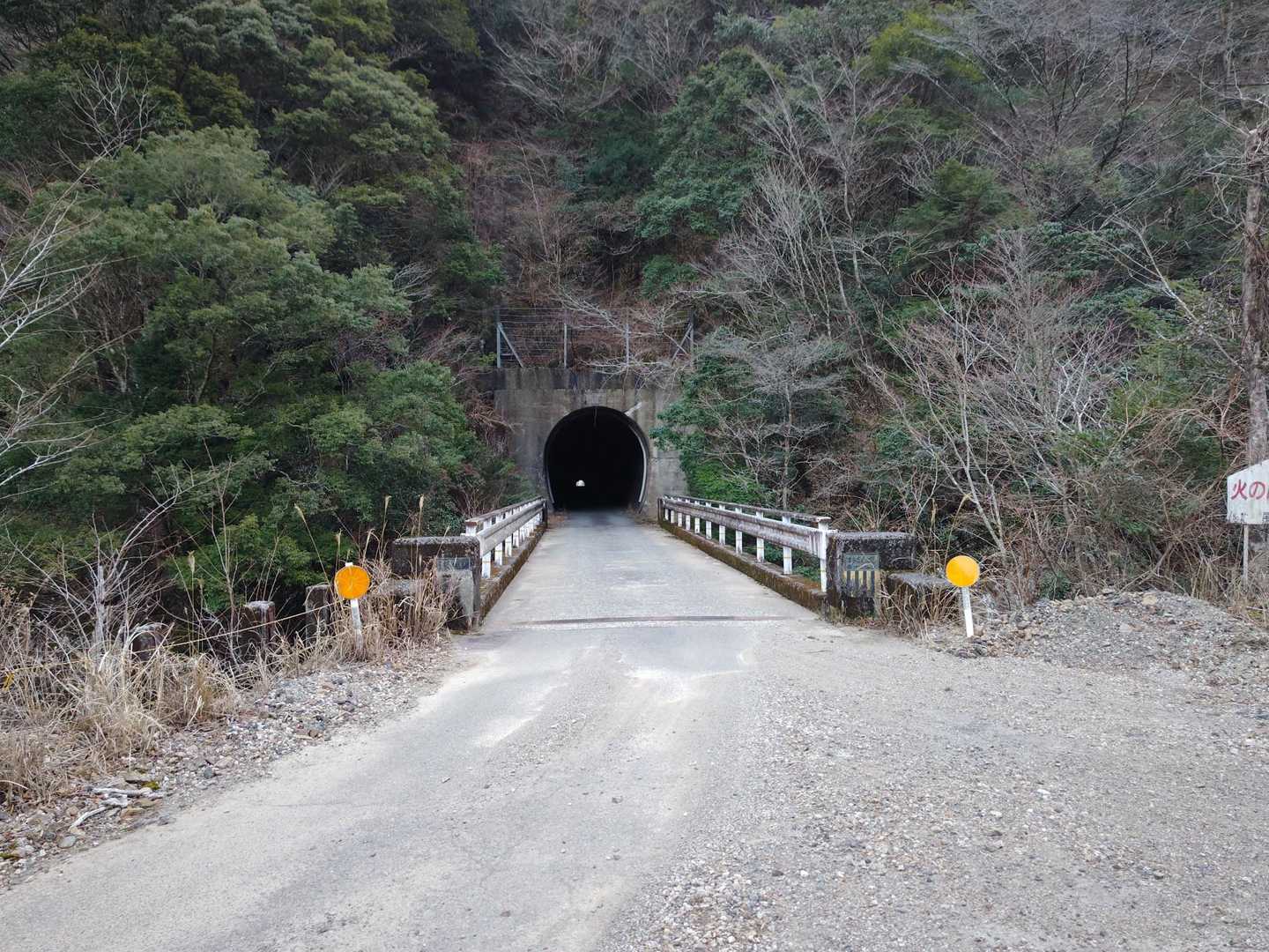 写真の八幡トンネルを出てすぐの
路肩に車を停めさせてもらいました。
右側が林道の入口です。
では本日の山歩スタート🎵
