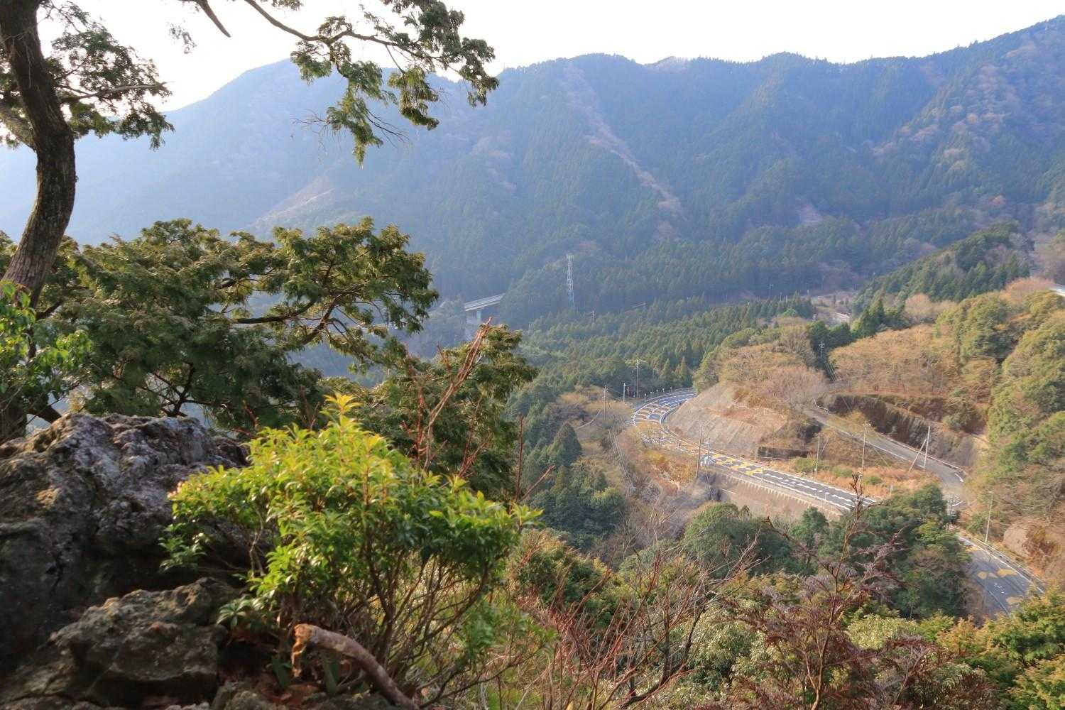 三重県指定の天然記念物、鈴鹿山の鏡岩から見た鈴鹿峠。
昭和11年に指定されたようです。