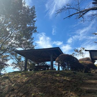 少し降りると綺麗な東屋