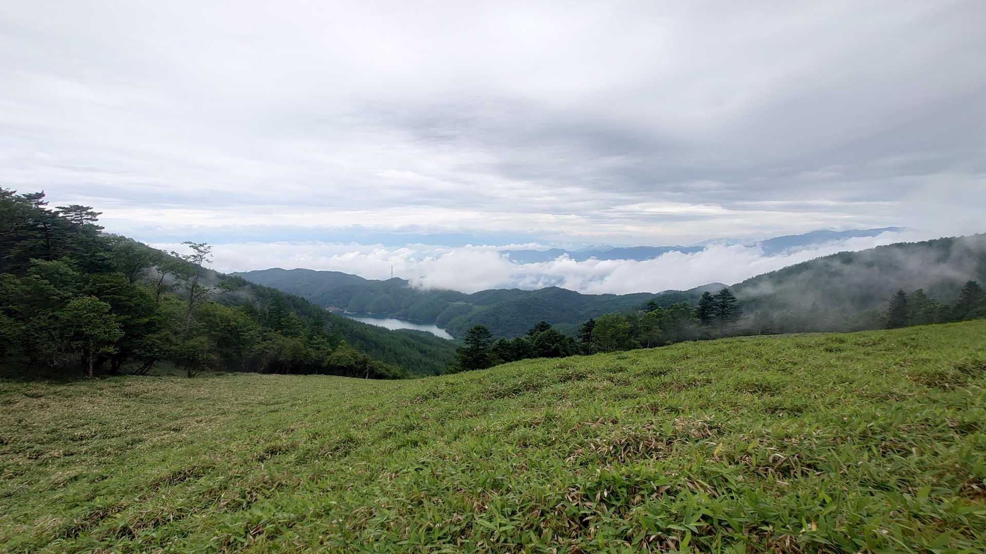 西側も瞬間的に開ける時が。

乾徳山と奥秩父主脈が少し感じられました。