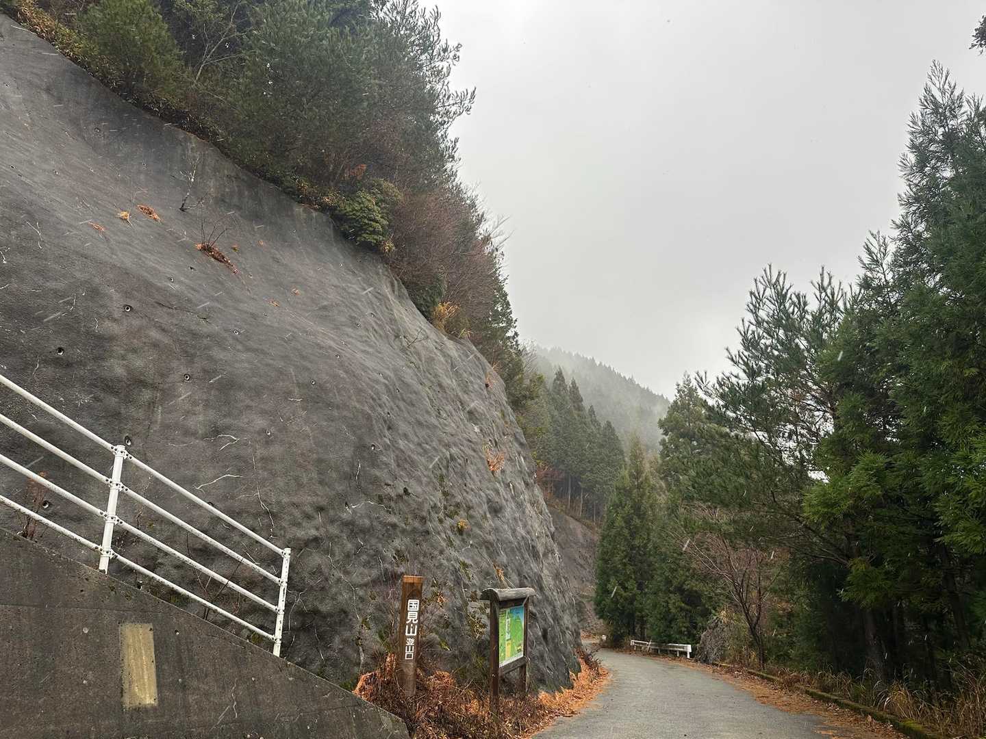 雨は登山口では粉雪に(ほとんど降ってないけど)