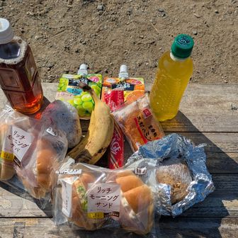 ここで昼食タイム😋😋下界を眺めながら、超美味しかった😋👏👏※サンドイッチ🥪半分カラス🐦‍⬛？？に取られました😨あっという間🍃🍃でした😊（笑）