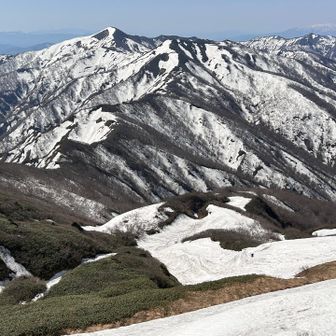 水場の向こうに小又山。