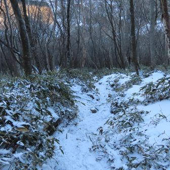 結構な急坂、ピッケルだけでは心許ないので、ついに今日初めてチェンスパを履く（←順序が逆だろー）