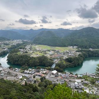 遠見山の見晴らし岩から少し進んだところからの景色。
ここは岩場を進んだところで、少し高度がありました。