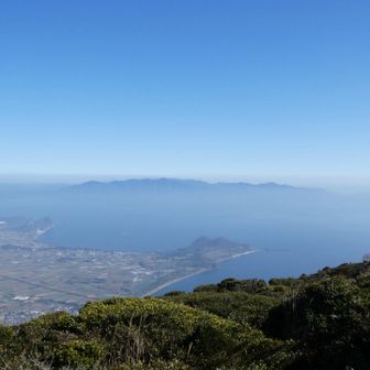 頂上　東側　鹿児島湾
明日登る高隈山系が見える。