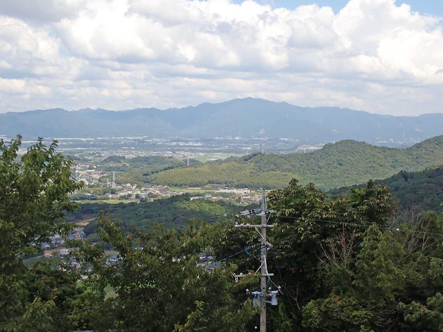 廃旅館街近くの展望地から本宮山。