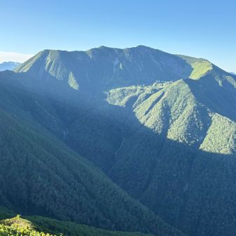 ヌカビラ岳から朝の印影美しい幌尻岳全景。浮かび上がるラスボス感。チロロ林道コースこその絶景