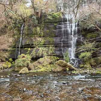 歩いてこちらへ💁‍♀️
つるのルーツチェックポイント✅

「太郎 次郎 滝」
富士山の伏流水が断崖から湧き出しており、「平成の名水百選」に選ばれた「十日市場・夏狩湧水群」の一部としても知られています。