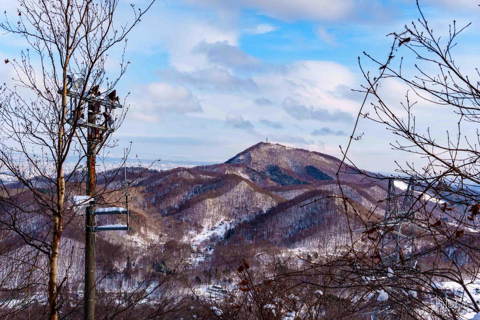 山頂から藻岩山。
この眺めしか見えません。