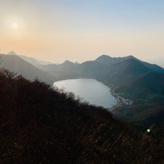 榛名富士の後ろに相馬山。
本日はあの相馬山までぐるっと周回予定。
なかなか遠い。