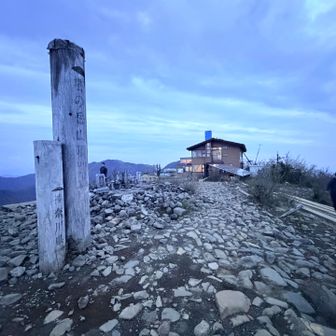 ちょうど日の出の時刻に塔ノ岳だったけど、ご来光は雲で見えず。
