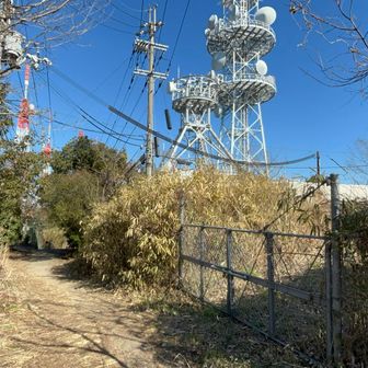 山頂にやたらアンテナある