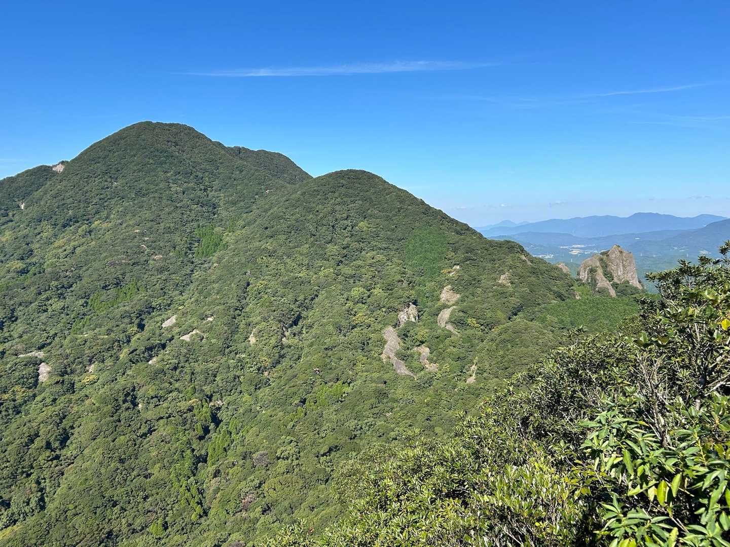 展望岩から見た風景。高いのが青螺山かな。
右奥にある岩ば多分雄岩。