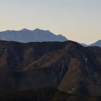 ギザギザしていますが、いくつもの山が重なって見えてます
左から、男体山・女峰山・帝釈山・小真名子山
少し離れて、太郎山