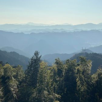 義経が何度も振り返って眺めたという絶景。奥武蔵、秩父の山々。山並み中央の奥、笠雲の下に微かに富士山。写真だとほとんど見えませんが😅