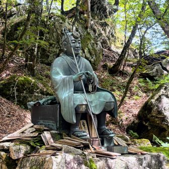 🚩聖宝ノ宿趾（1563m）

修行・休息場所の跡🙏

弁天の森と弥山の鞍部
このあと【聖宝八丁】の登りが始まる

✏️聖宝（しょうほう）理源大師

醍醐寺を開いた平安時代、真言宗の高僧
大峯山の修験道を再興した
香川県出身らしい👌