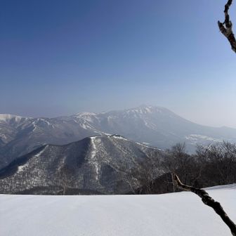 岩手山から裏岩手縦走路
先週登った小松倉山もよく見える